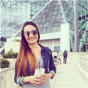 profesora de inglés que ofrece clases a jovenes y adultos